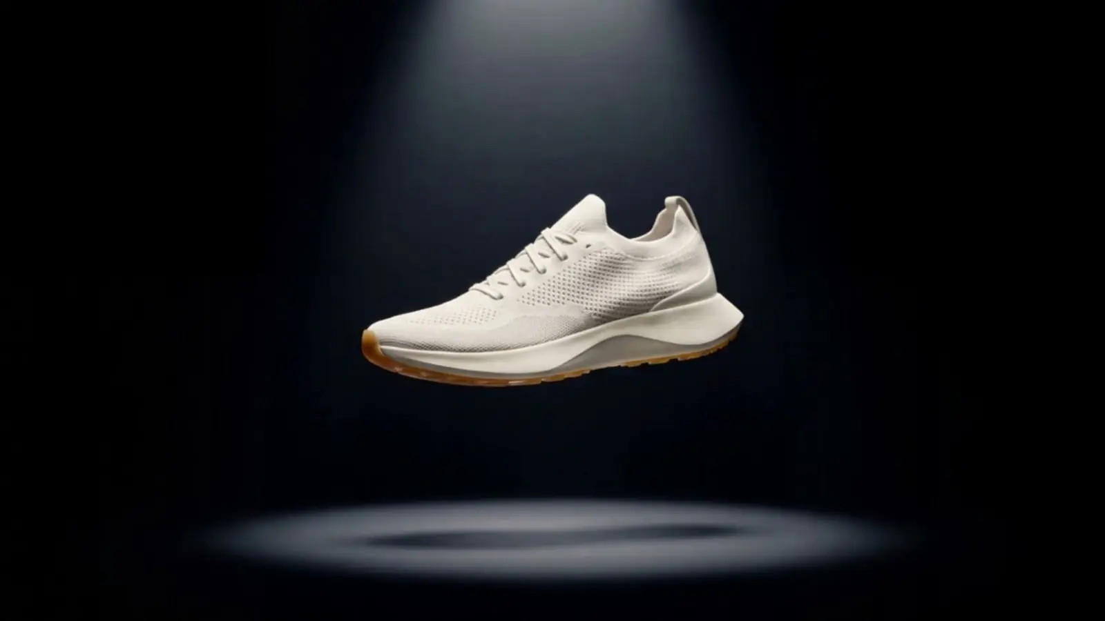 Beispielszene Studio: ein Sneaker schwebt im Scheinwerferlicht und zerlegt sich in seine Teile